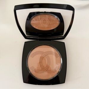 CHANEL LES SYMBOLES DE CHANEL OVERSIZE ILLUMINATING FACE POWDER - WARM GOLD NIB